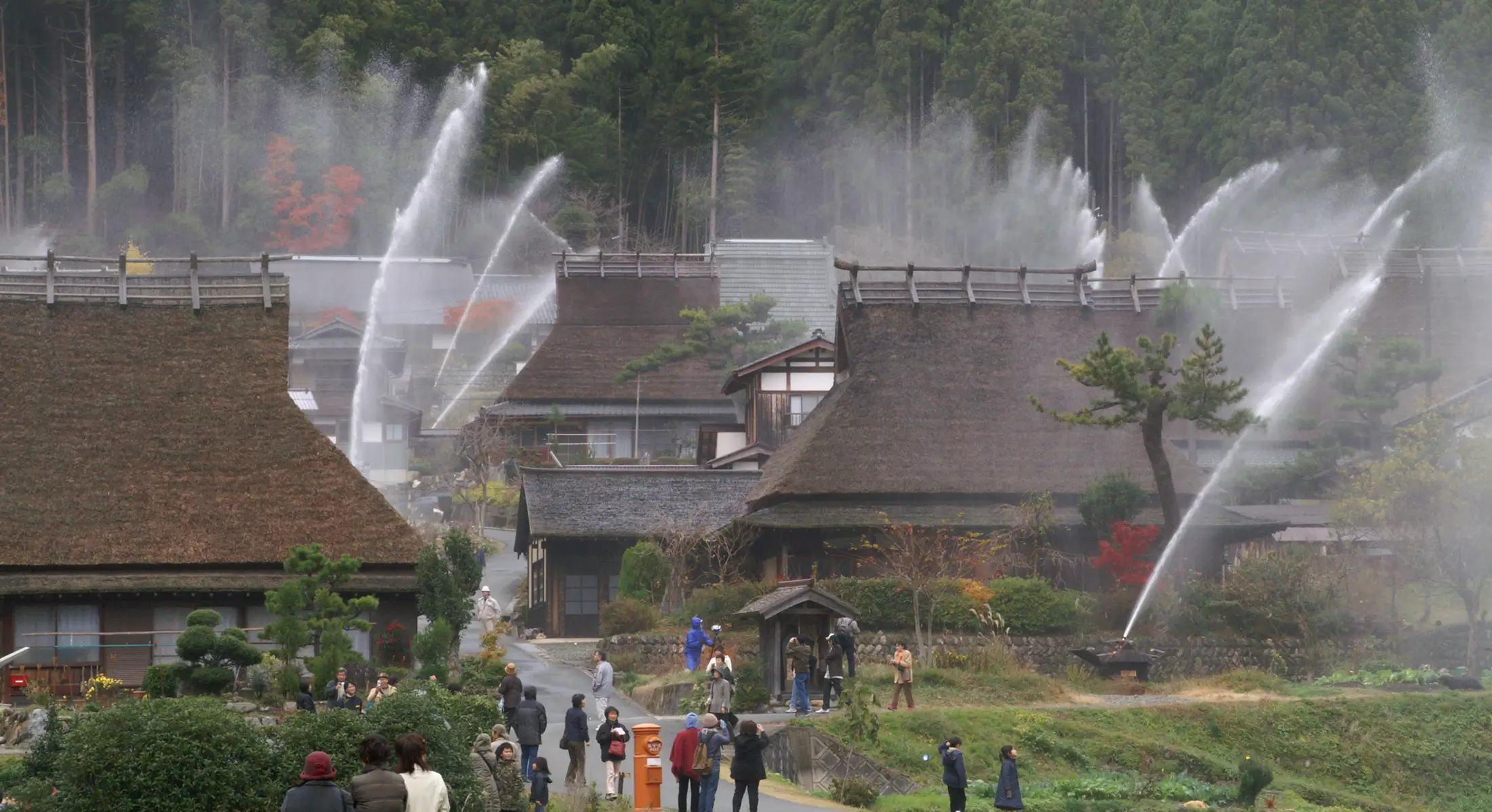 京都・美山 かやぶきの里一斉放水